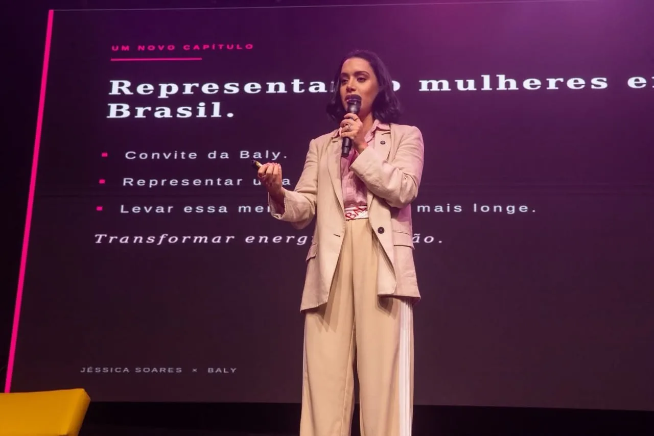 Jéssica Soares palestrando no palco do evento da Baly