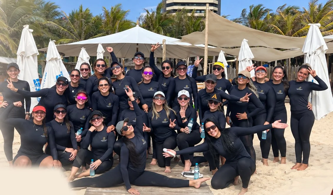 Grupo de mulheres reunidas na praia em Fortaleza