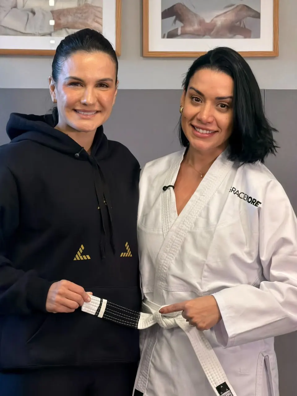 Jéssica Soares recebendo sua faixa das mãos de Kyra Gracie
